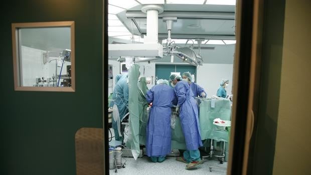 Abrir quirófanos de tarde permitirá operar a unos 1.300 pacientes al mes