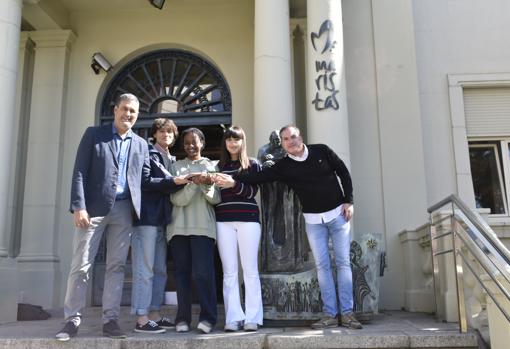 Los alumnos con el director del Colegio Maristas de León, Sergio Mato, y su profesor Alejandro García