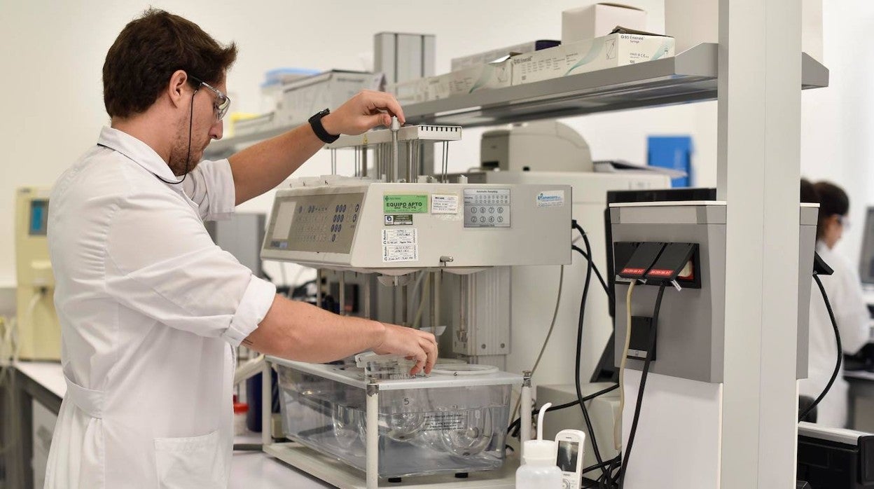 Un trabajador de las instalaciones de Faes Farma en Leioa (Vizcaya) en una imagen de archivo