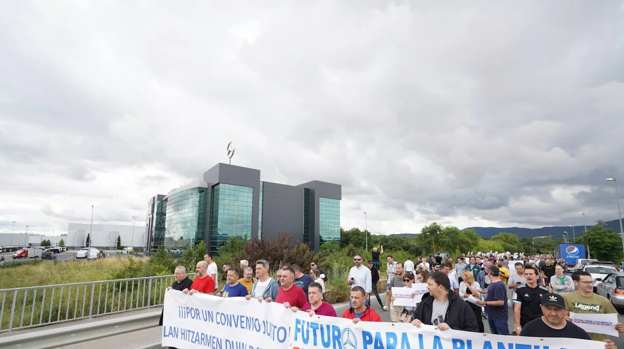 Varias decenas de trabajadores se manifiestan frente a las instalaciones de Mercedes en Vitoria