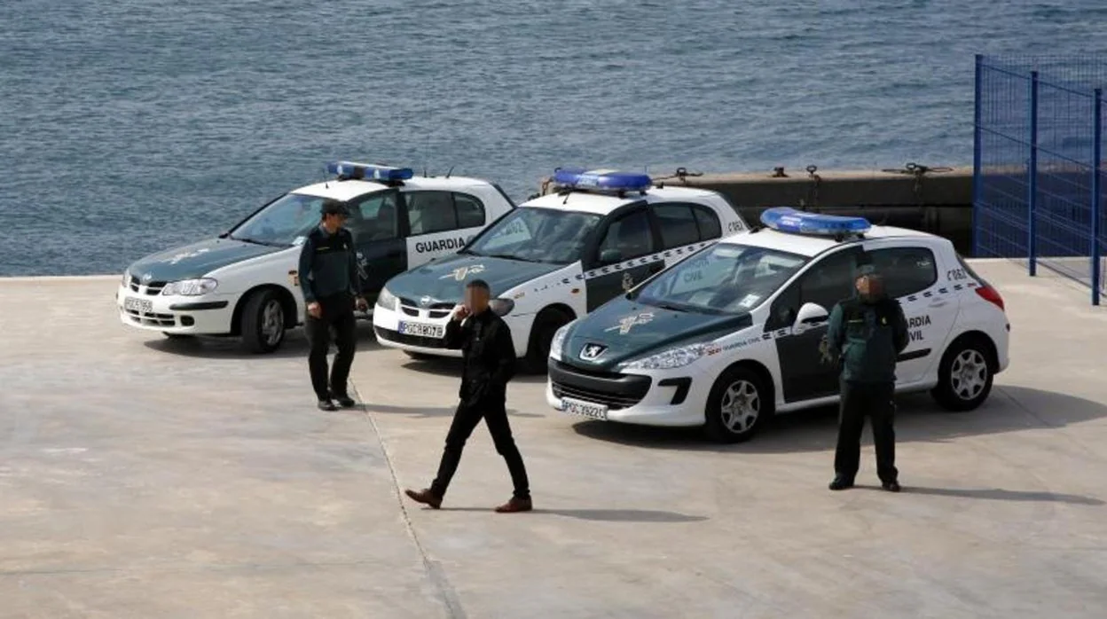Patrullas de la Guardia Civil en el Puerto de Alicante
