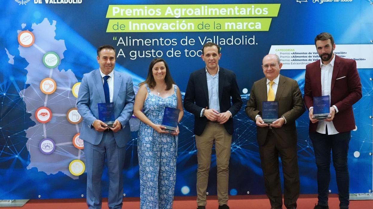 El presidente de la Diputación de Valladolid, Conrado Íscar, posa con los galardonados en los primeros Premios Agroalimentarios de Innovación ''Alimentos de Valladolid''.