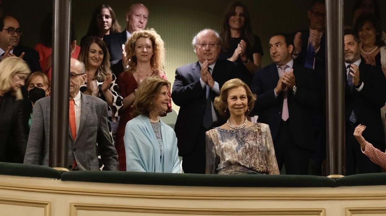 La Reina Sofía y Silvia de Suecia, ovacionadas en uno de los palcos del Teatro Liceo de Salamanca