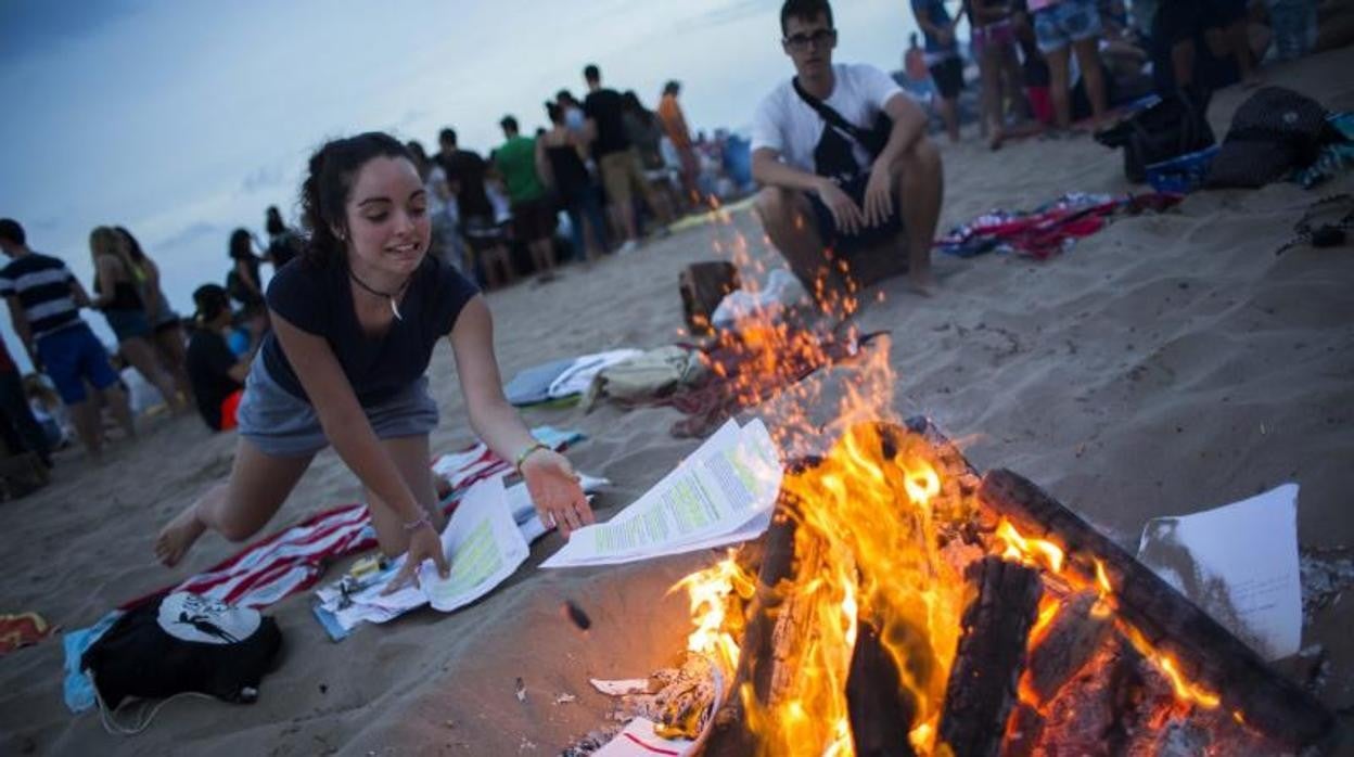 Imagen de archivo tomada en la playa de la Malvarrosa de Valencia durante la Noche de San Juan