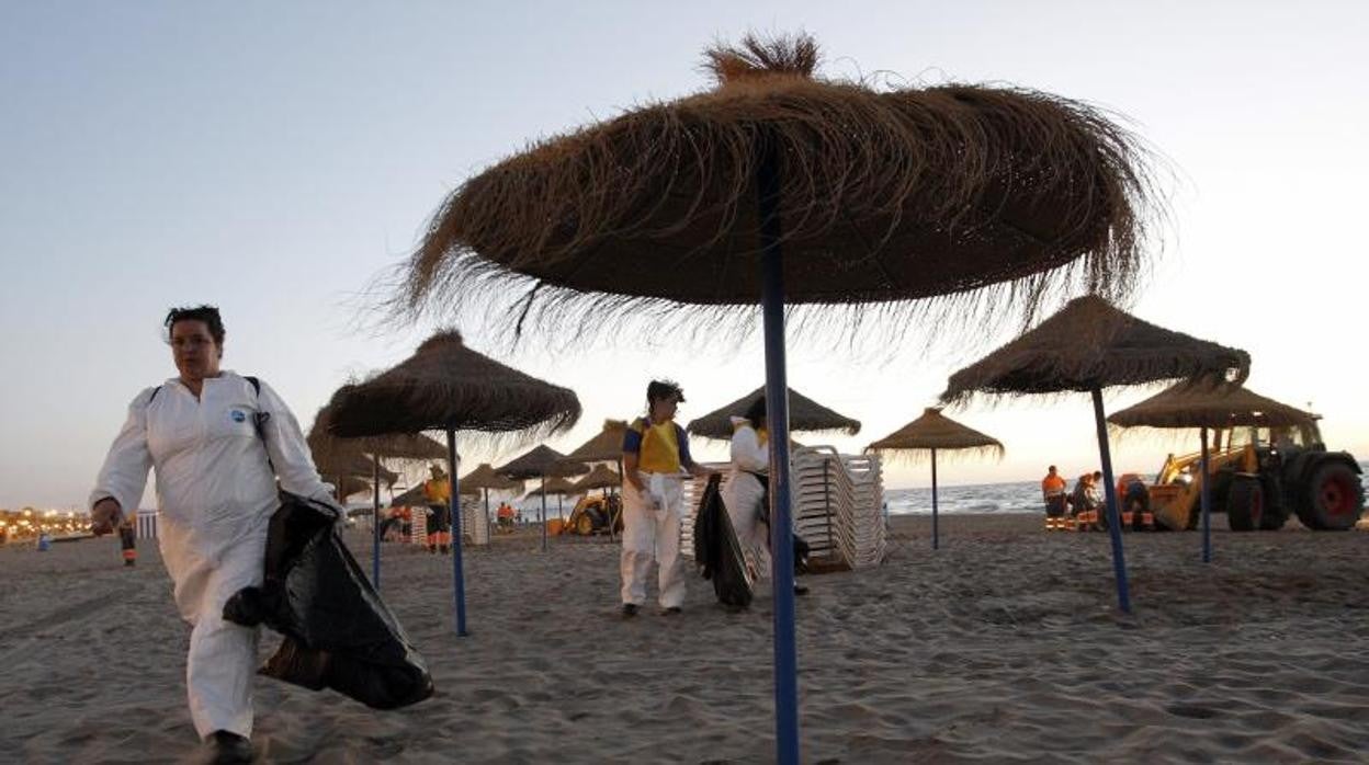 Imagen de archivo tomada durante la limpieza de la playa de la Malvarrosa de Valencia tras la Noche de San Juan