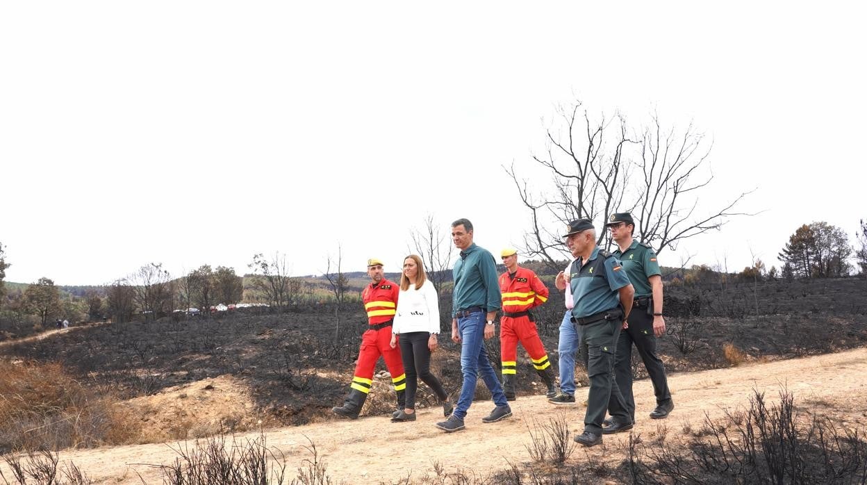 Pedro Sánchez saluda a los brigadas que han participado en el operativo de lucha contra el incendio