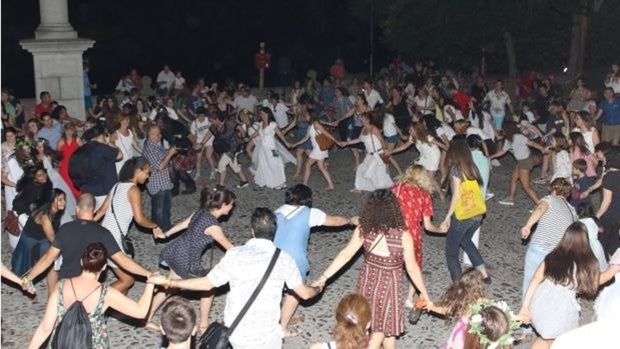 Toledo vive su «noche mágica» de San Juan con pasacalles, música, queimada y otros espectáculos