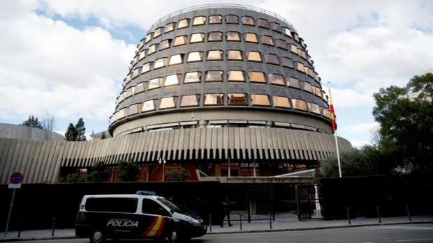 El Gobierno maniobra con una reforma legal urgente para renovar ya el Tribunal Constitucional