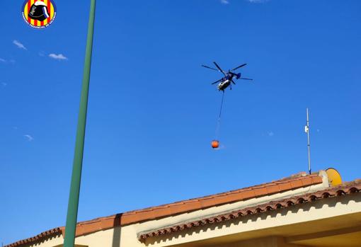 Un helicóptero sobrevuela la zona del incendio