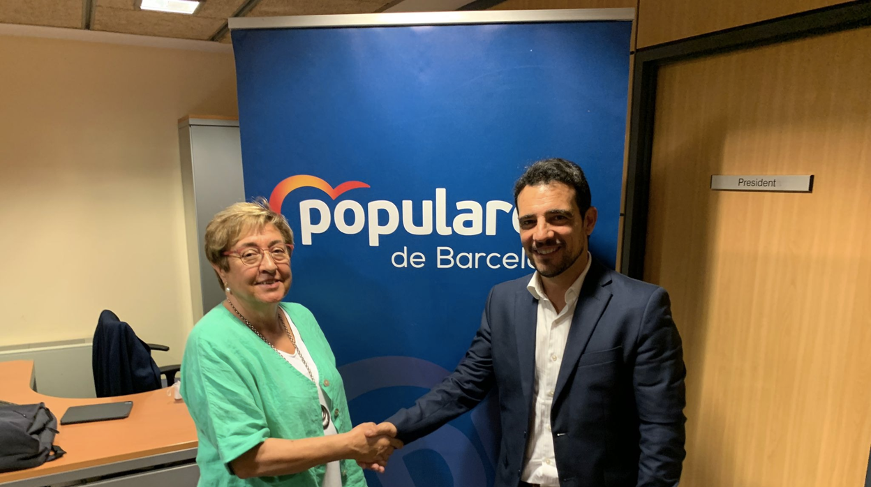 Dolors Montserrat y Manu Reyes, el martes, en la sede del PP, confirmando el apoyo de la primera al segundo en su apuesta por presidir el PP de Barcelona