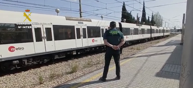 Arrestan a dos jóvenes por robar móviles y apuñalar a una víctima que opuso resistencia en el Metro de Valencia