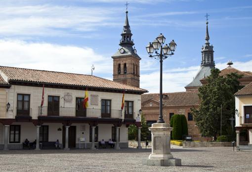 Plaza de Segovia de Navalcarnero, al fondo la Iglesia de Nuestra Señora de la Asunción