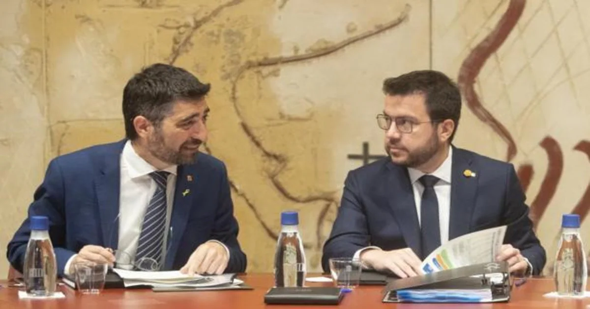 El presidente de la Generalitat, Pere Aragonès, acompañado del vicepresidente y conseller de Políticas Digitales y Territorio Jordi Puigneró (i)