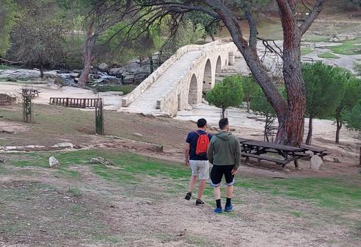 Dos excursionistas camino al río Cofio que pasa por debajo del Puente Mocha