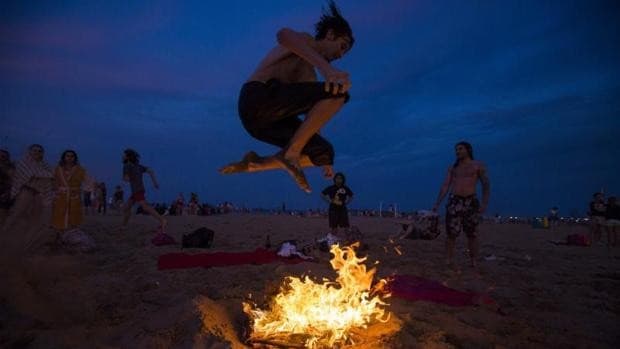 Noche de San Juan 2022 en Valencia: en qué playas se pueden encender hogueras y en cuáles está prohibido