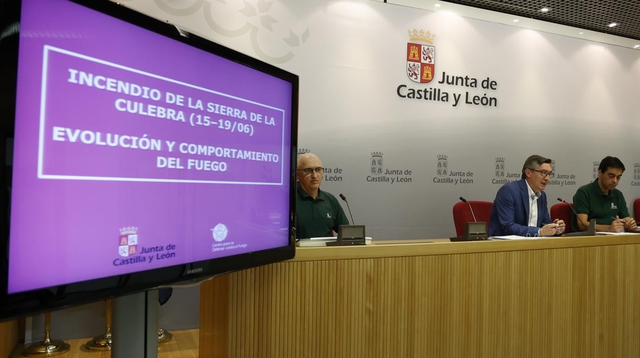 El director general de Patrimonio Natural y Política Forestal, José Ángel Arranz, y dos técnicos del operativo, informan sobre el incendio forestal de la Sierra de la Culebra (Zamora)