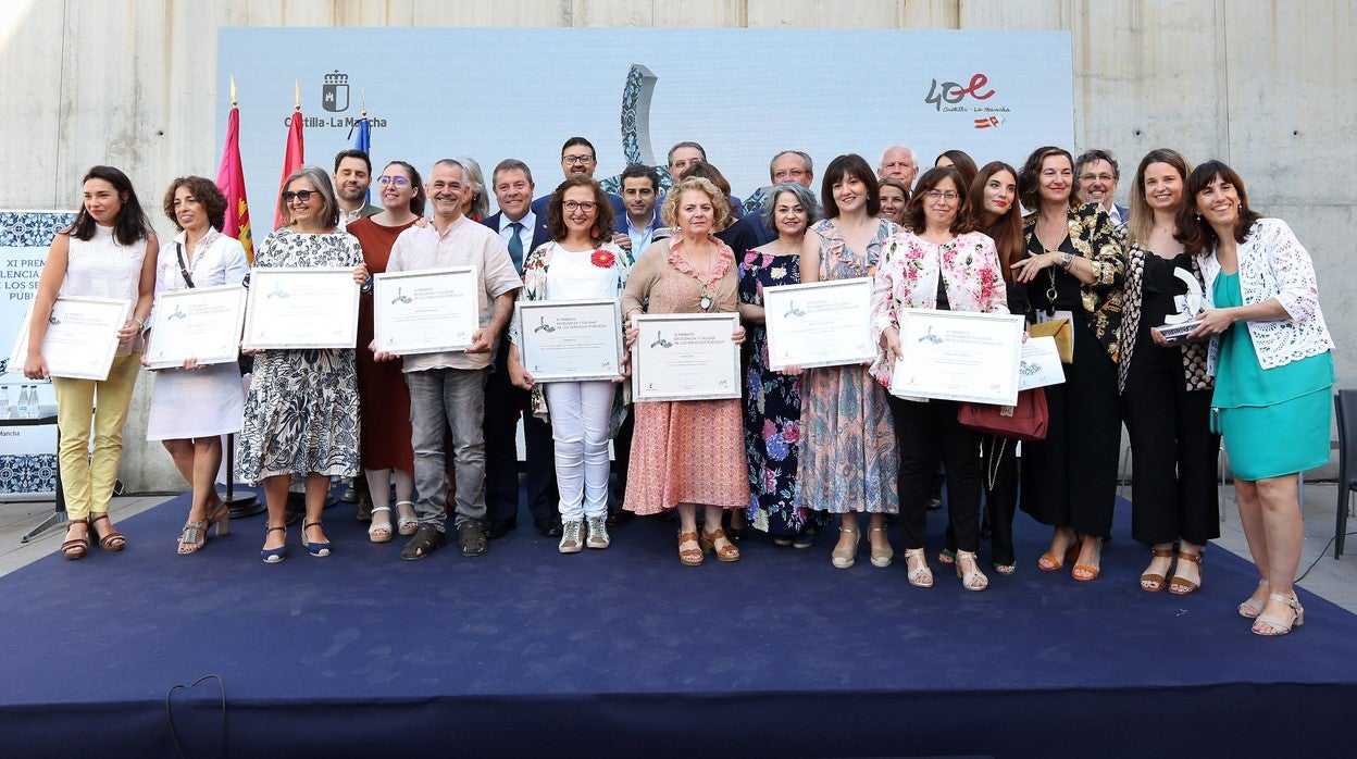 Foto de todos los premiados con las autoridades