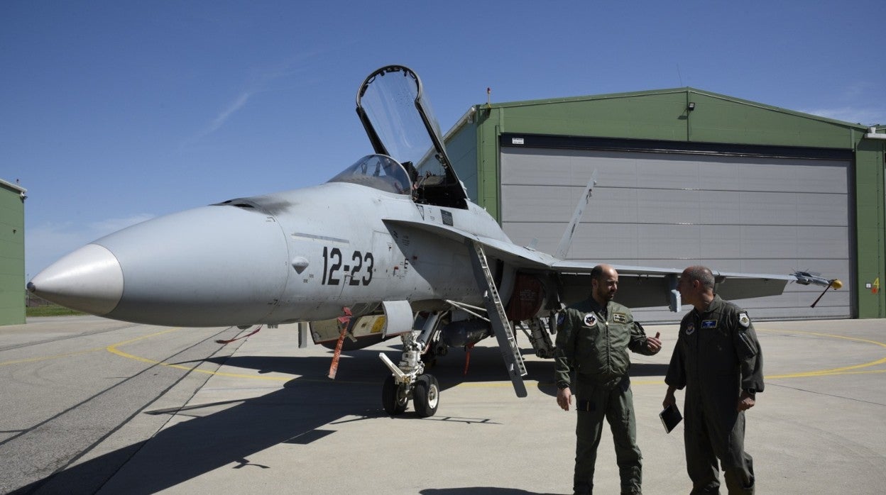 El piloto de F-18, el capitán Alejandro Gutiérrez, en la base aérea de Siauliai, en Lituania