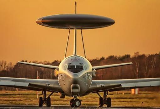 Uno de los AWACS de la OTAN con su característica cúpula