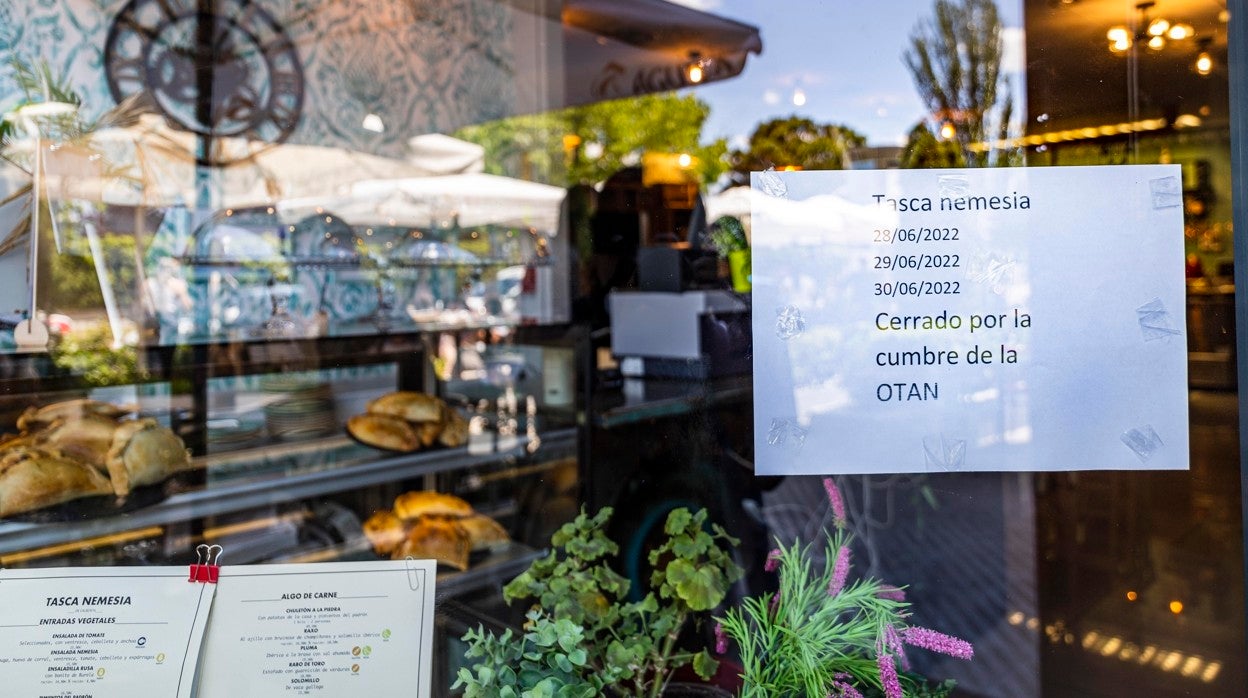 El cartel de uno de los bares junto a Ifema que advierte del cierre por la cumbre