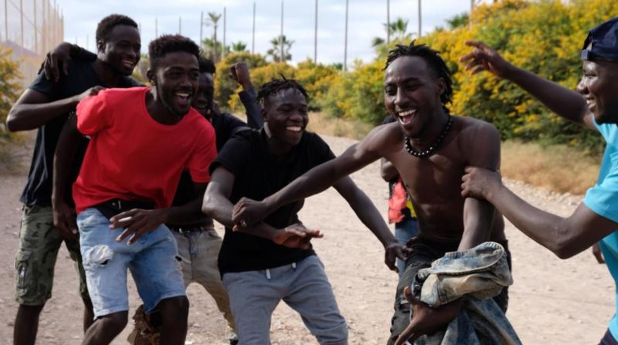 Cientos de migrantes saltan la valla de Melilla al romper la puerta del puesto fronterizo del Barrio Chino