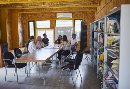 Vecinos-mediadores en la Cañada Real: «15 de los 18 casos de absentismo que encontré, ya están integrados»