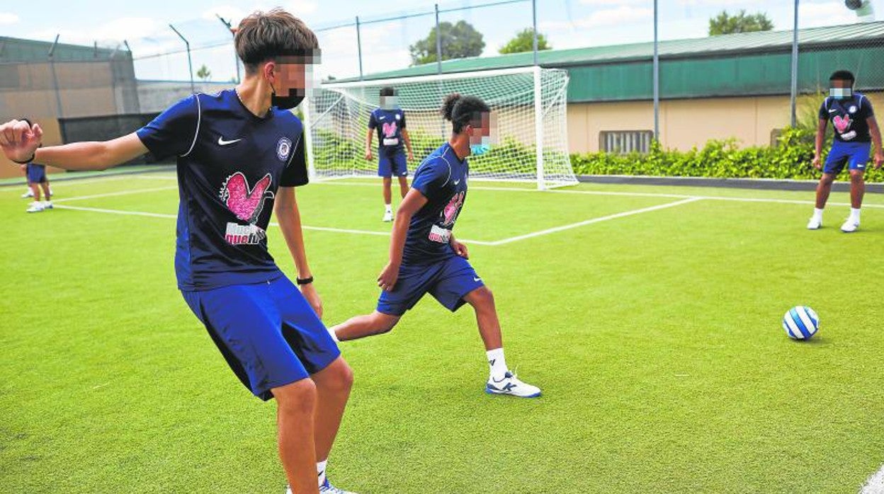 Internos del centro de menores Teresa de Calcuta juegan al fútbol