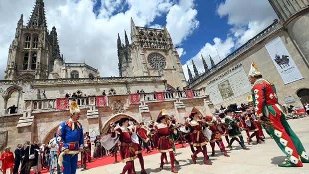 Centenares de personas abarrotan la plaza de la Catedral para entonar el Himno a Burgos