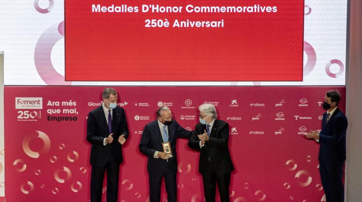 El Rey participando en la entrega de las Medallas de Honor Conmemorativas de Fomento del Trabajo, en noviembre de 2021, en Barcelona