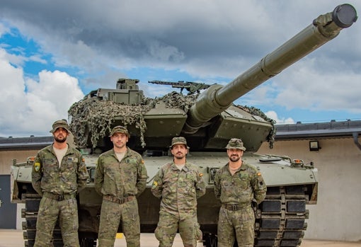 El sargento José Luis Hidalgo, junto a cabo Cárdenas, el soldado Pastor y el Cabo Esquina, frente al Leopardo