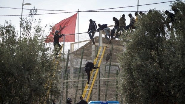 Varias ONG elevan a 27 los muertos en el intento de asaltar la valla de Melilla