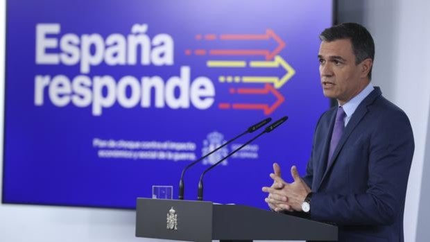 Sánchez anuncia rebajas en transporte y subida de las pensiones no contributivas y un impuesto a las empresas energéticas