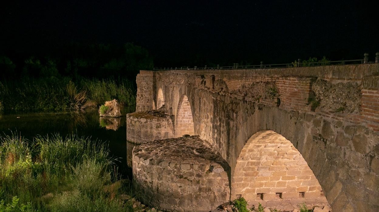 Bella imagen del Puente Viejo Romano con la nueva iluminación