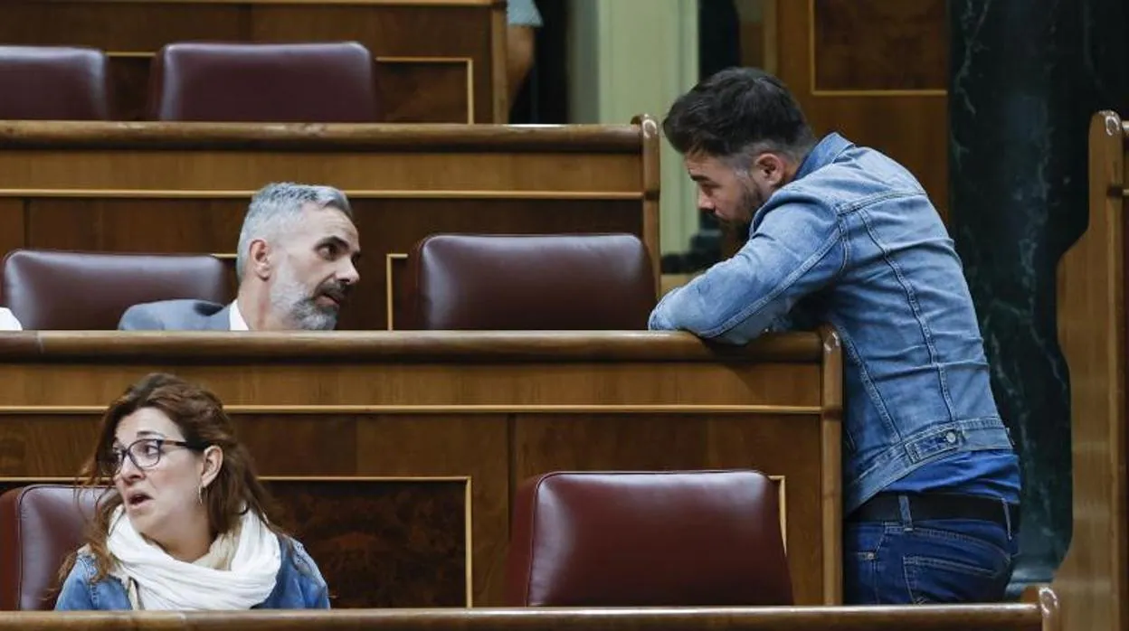 El portavoz de ERC, Gabriel Rufián conversa con su compañero de partido Joan Margall Sastre durante el pleno celebrado este jueves en el Congreso