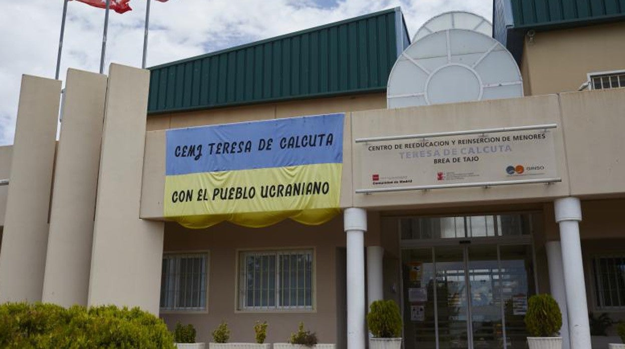 Exterior del centro de menores Teresa de Calcuta, en la localidad de Brea del Tajo