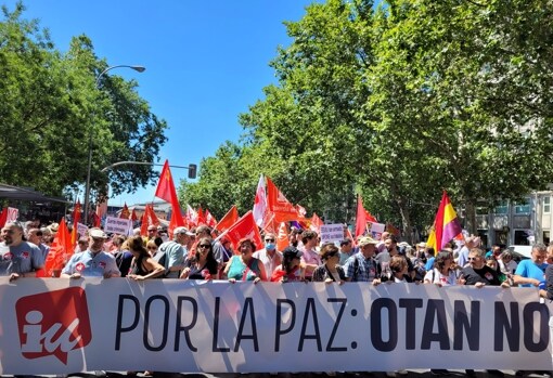 Miles de personas se manifiestan contra la OTAN en la capital a tres días de la Cumbre de Madrid