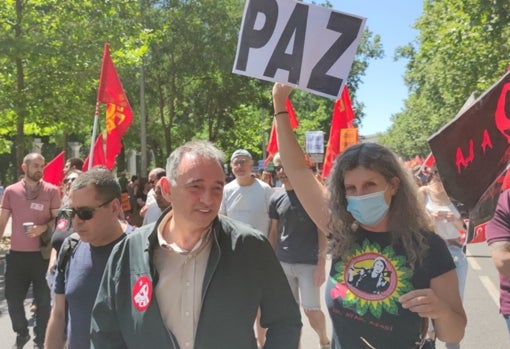 Miles de personas se manifiestan contra la OTAN en la capital a tres ...