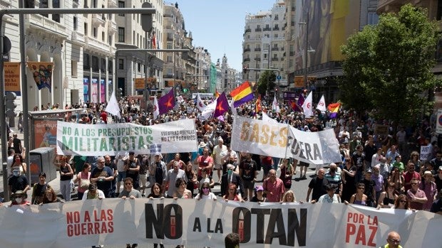 Miles de personas se manifiestan contra la OTAN en la capital a tres días de la Cumbre de Madrid