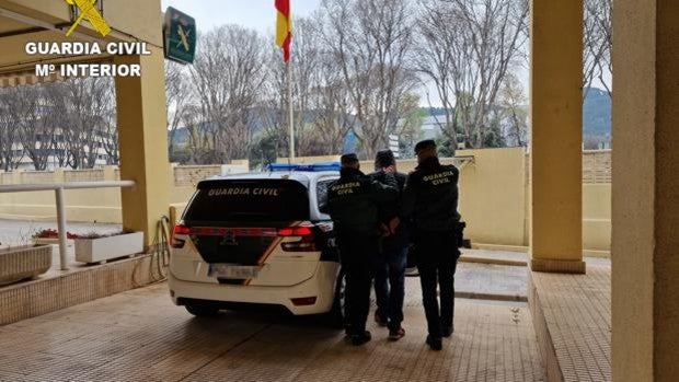 Arrestan a un trabajador y dos exempleados de una empresa por robar mobiliario valorado en 170.000 euros