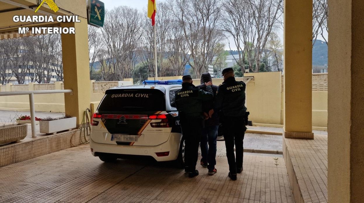 La Guardia Civil detiene a los tres integrantes de un grupo criminal en la localidad de Ribarroja (Valencia)