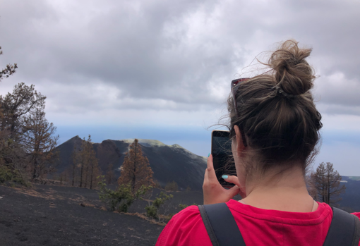 Los visitantes aprovechan la cercanía para hacer fotos al nuevo volcán