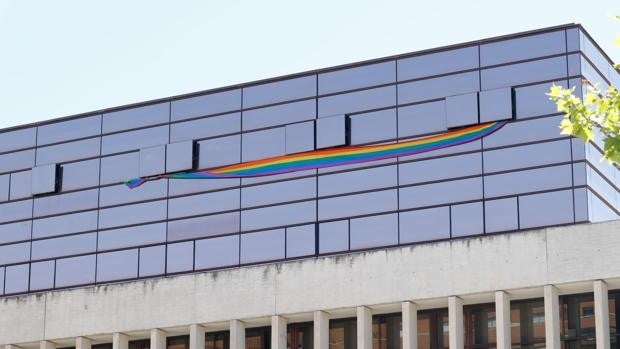 El PSOE cuelga la bandera LGTBI desde las ventanas de sus despachos en las Cortes ante la negativa de Vox a iluminar la fachada