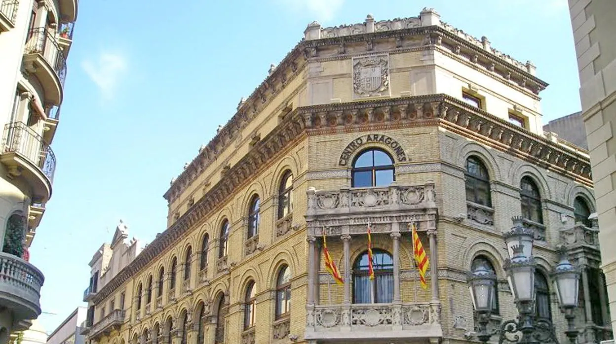 Vista parcial del monumental edificio que, desde 1916, es la sede del Centro Aragonés de Barcelona