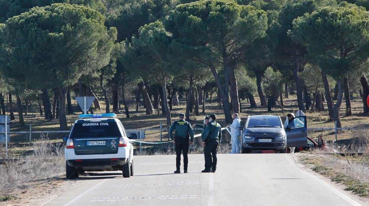 La Guardia Civil en la zona acordonada donde encontraron el cuerpo de Esther López, cerca de Traspinedo (Valladolid)