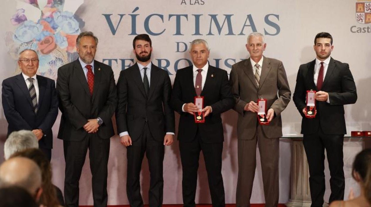 El vicepresidente de la Junta y el presidente de las Cortes en el acto de entrega de medallas de reconocimiento a las víctimas del terrorismo