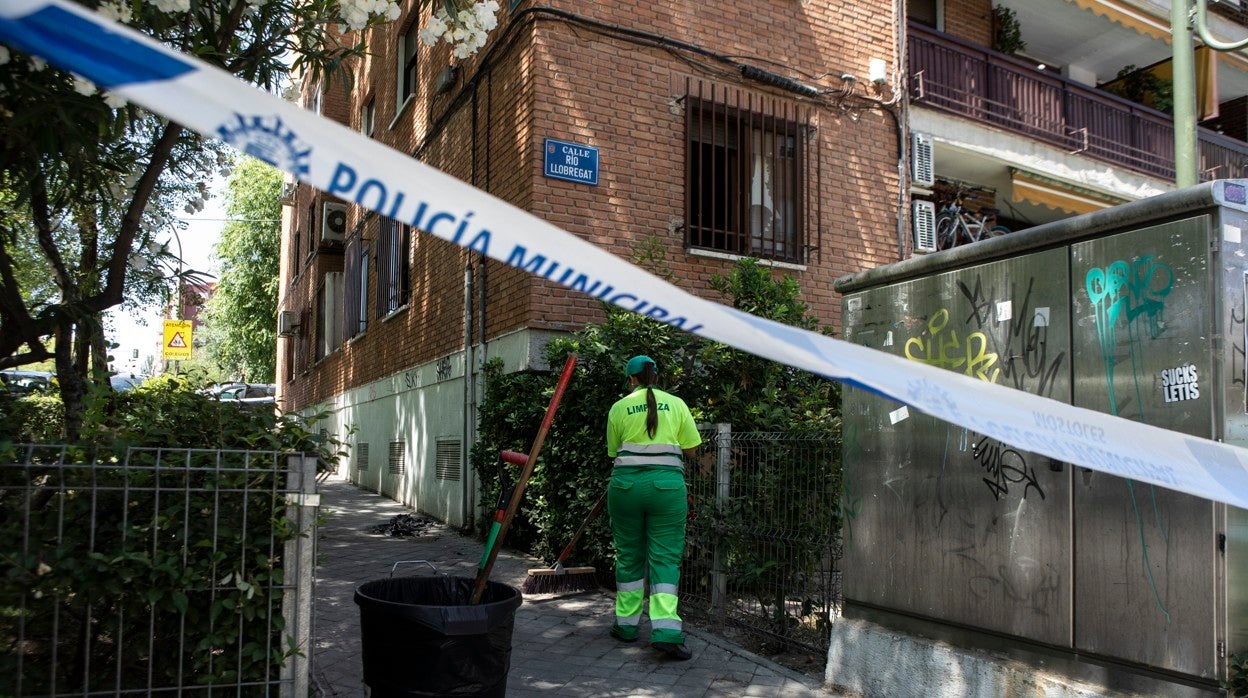 Una trabajadora del servicio de Limpieza recoge restos de los escombros provocados por el fuego