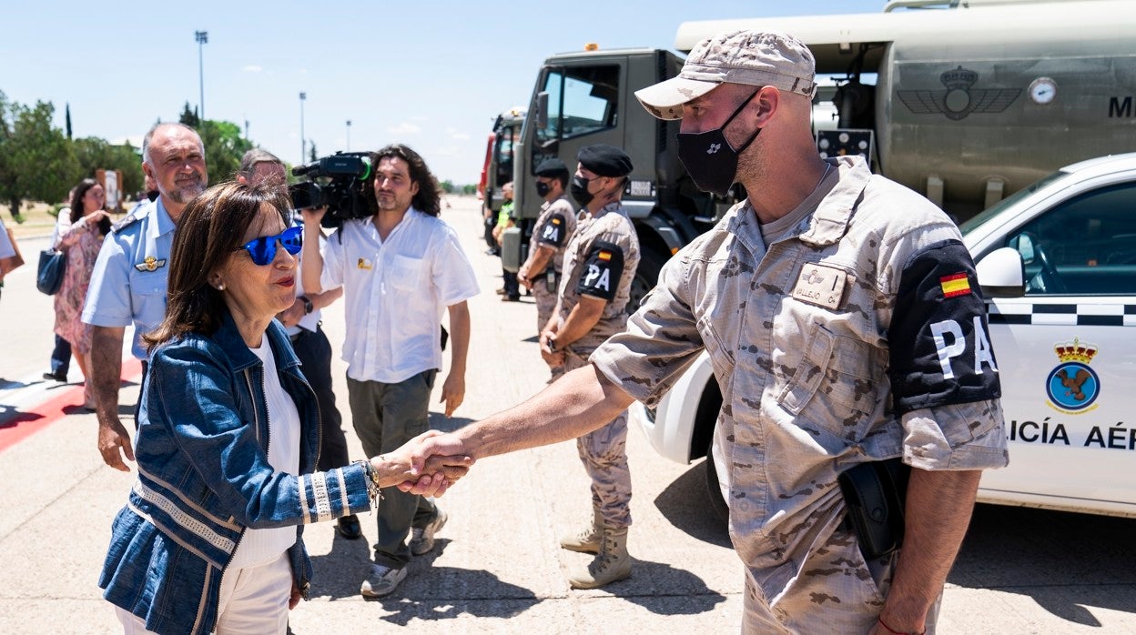 La ministra de Defensa, Margarita Robles, hoy, en la base aérea de Torrejón de Ardoz, en Madrid