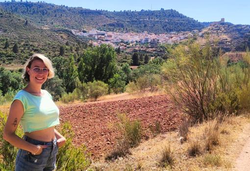 Sara trabaja en la ludoteca y emplea otras tres horas para servir comidas en un restaurante que igual cuenta con servicio de hotel