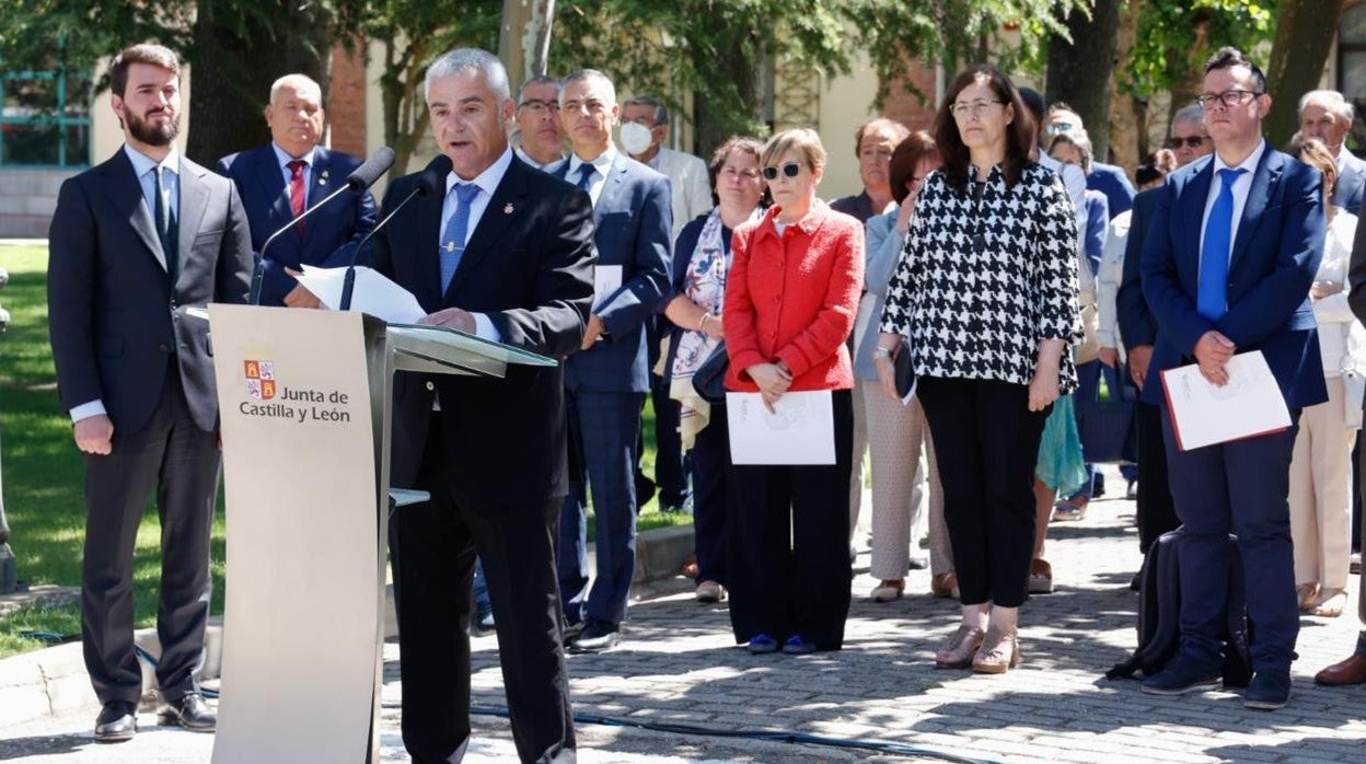 El presidente de la Asociación de las Víctimas del Terorrismo en Castilla y León junto al vicepresidente de la Junta y representantes de las cuatro universidades públicas