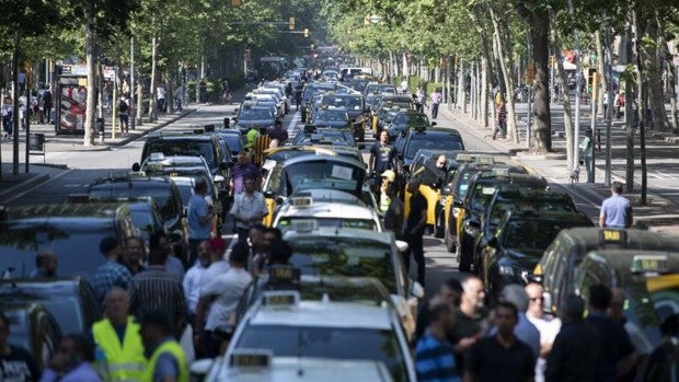 Los taxistas amenazan con volver a colapsar Barcelona contra la nueva regulación de los VTC